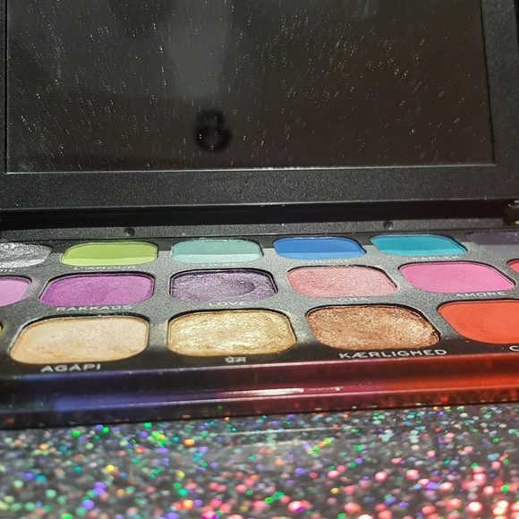 Revolution Forever Flawless We are Love Palette - Picture 2 of 4